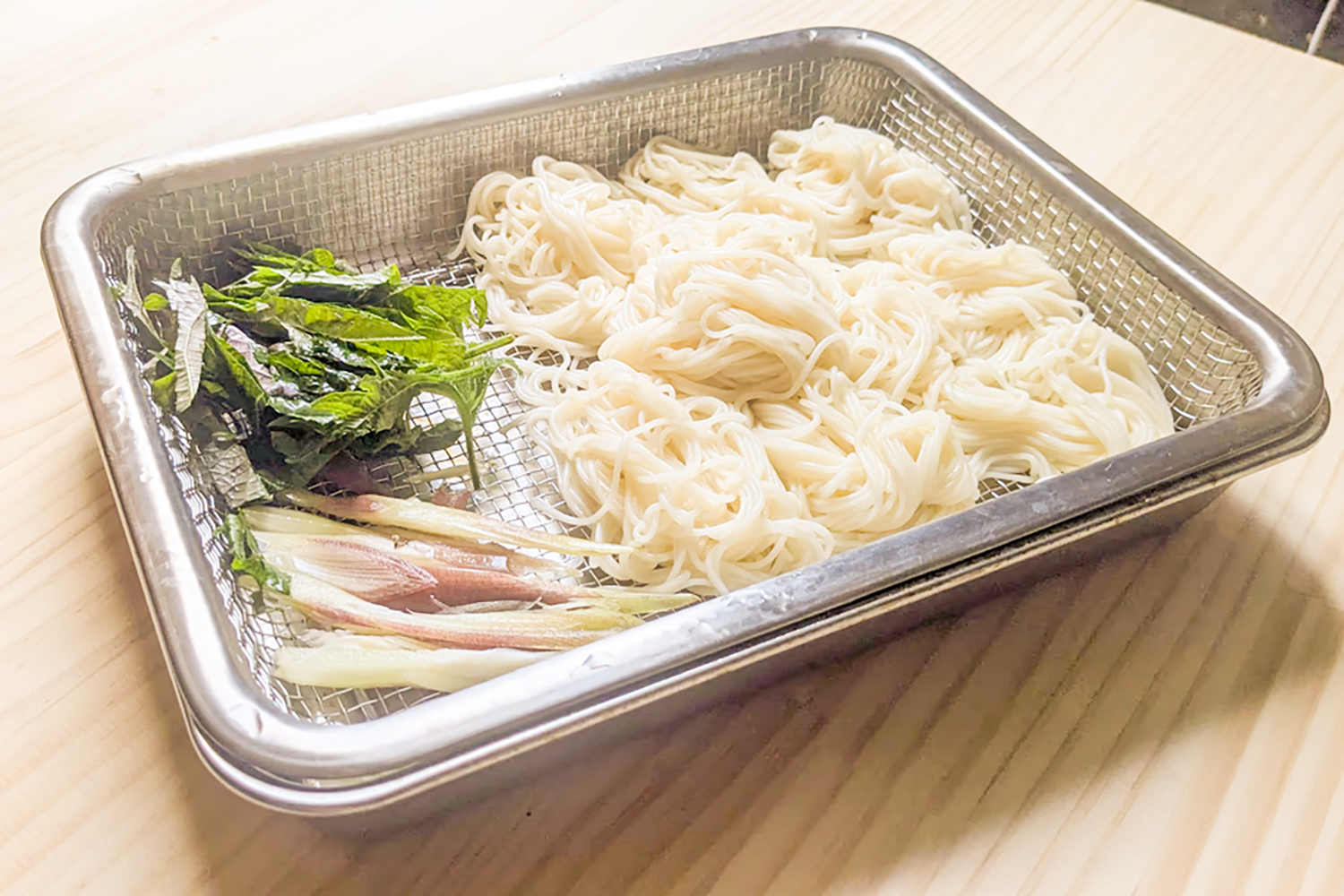 無印良品の四角形のザル」を使ったら、キッチン周りの収納問題を一気に