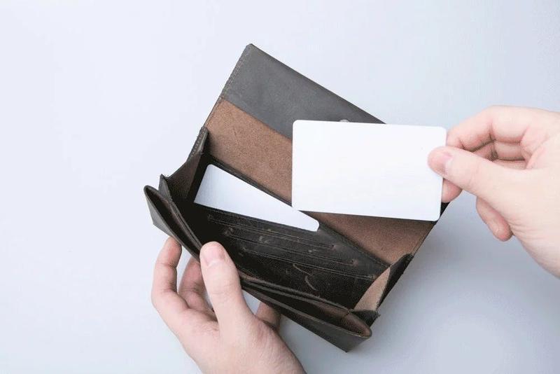これは長財布として究極レベルのコンパクトサイズ。紙幣を折らずにしま