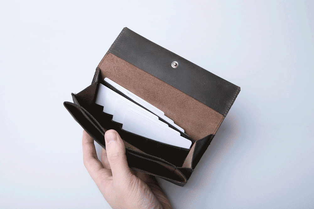 これは長財布として究極レベルのコンパクトサイズ。紙幣を折らず