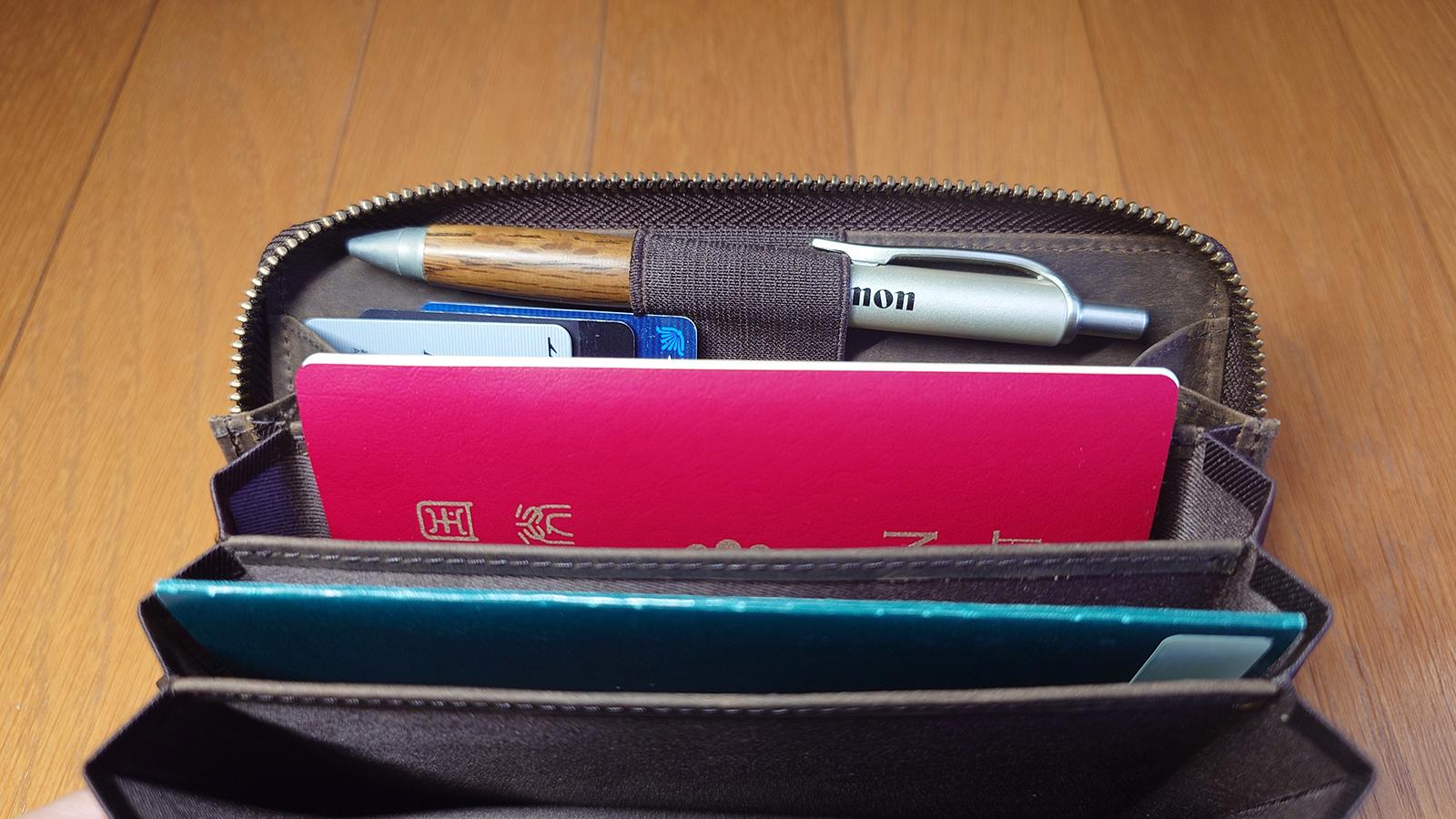 貴重品をまとめておける！「通帳やパスポートも入れられる財布