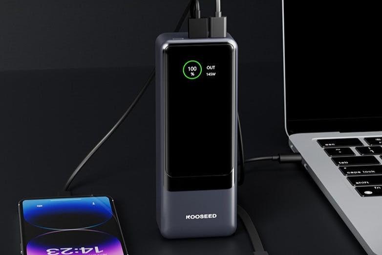 パソコンもスマホもまとめて充電。多機能モバイルバッテリーは新たな