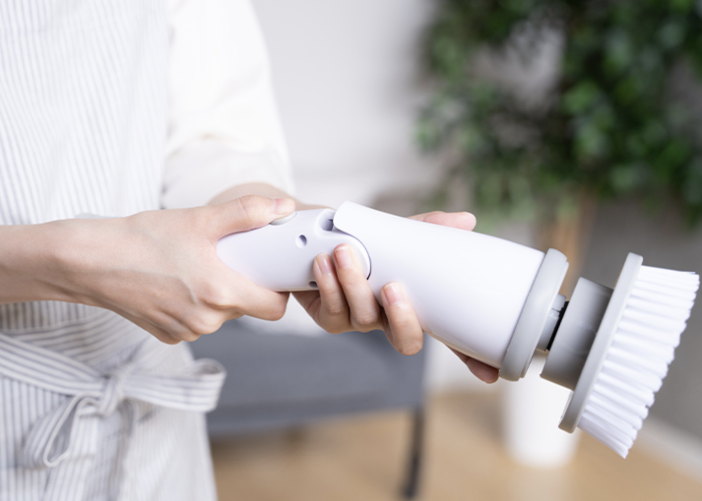 スティックの伸縮やブラシの角度調整も可能