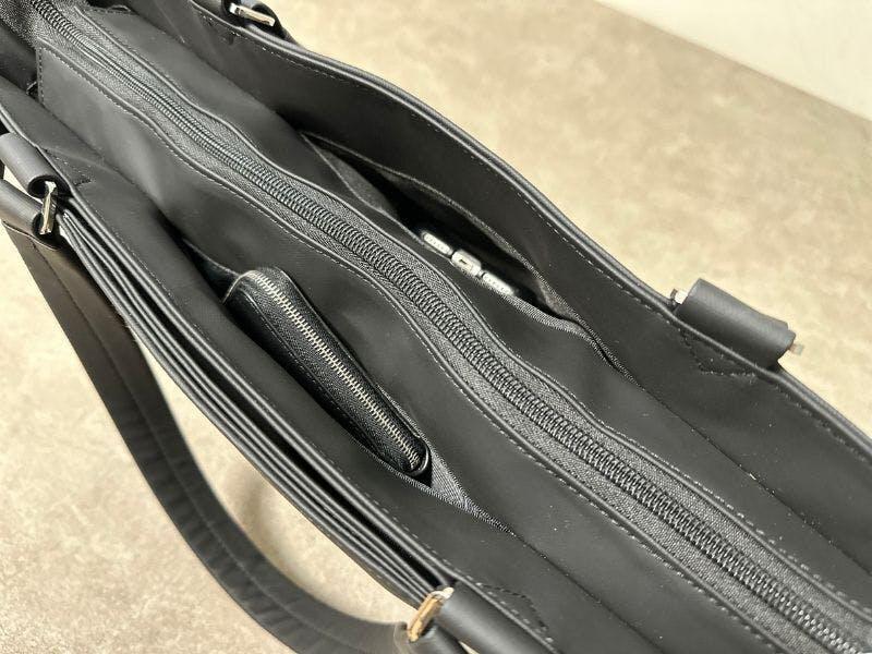ノートPCも入る薄型ビジネストート。多彩なポケットで持ち物