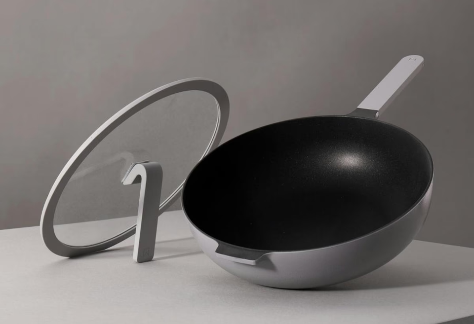 油はちょっとでOK！ チタン×セラミックでツルツル滑る高耐久フライパン