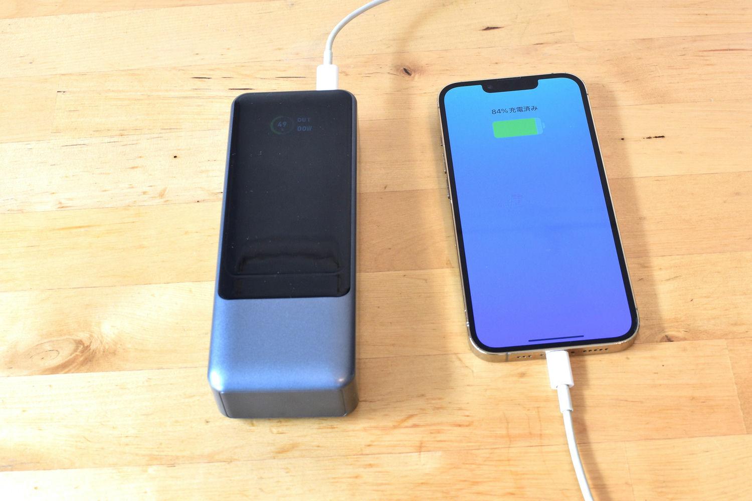 100W対応でノートPCも充電OKなモバイルバッテリーなら、出張も旅行も