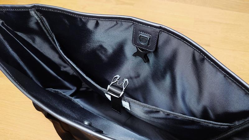 色褪せない高耐久素材を採用。機能的で使い勝手のいいトートバッグが