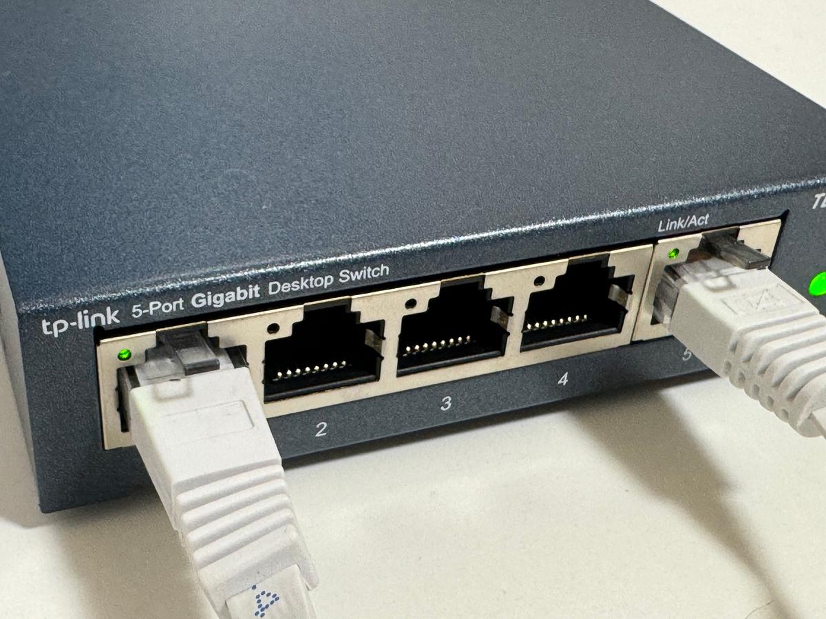 挿すだけ」で使えるスイッチングハブでネットもサクサク。小型なのに1台4役 | ライフハッカー・ジャパン