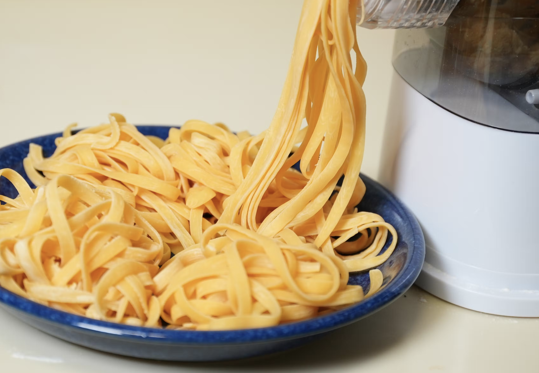 ボタン1つで生パスタや蕎麦が完成。1台で8種類作れる全自動生パスタ