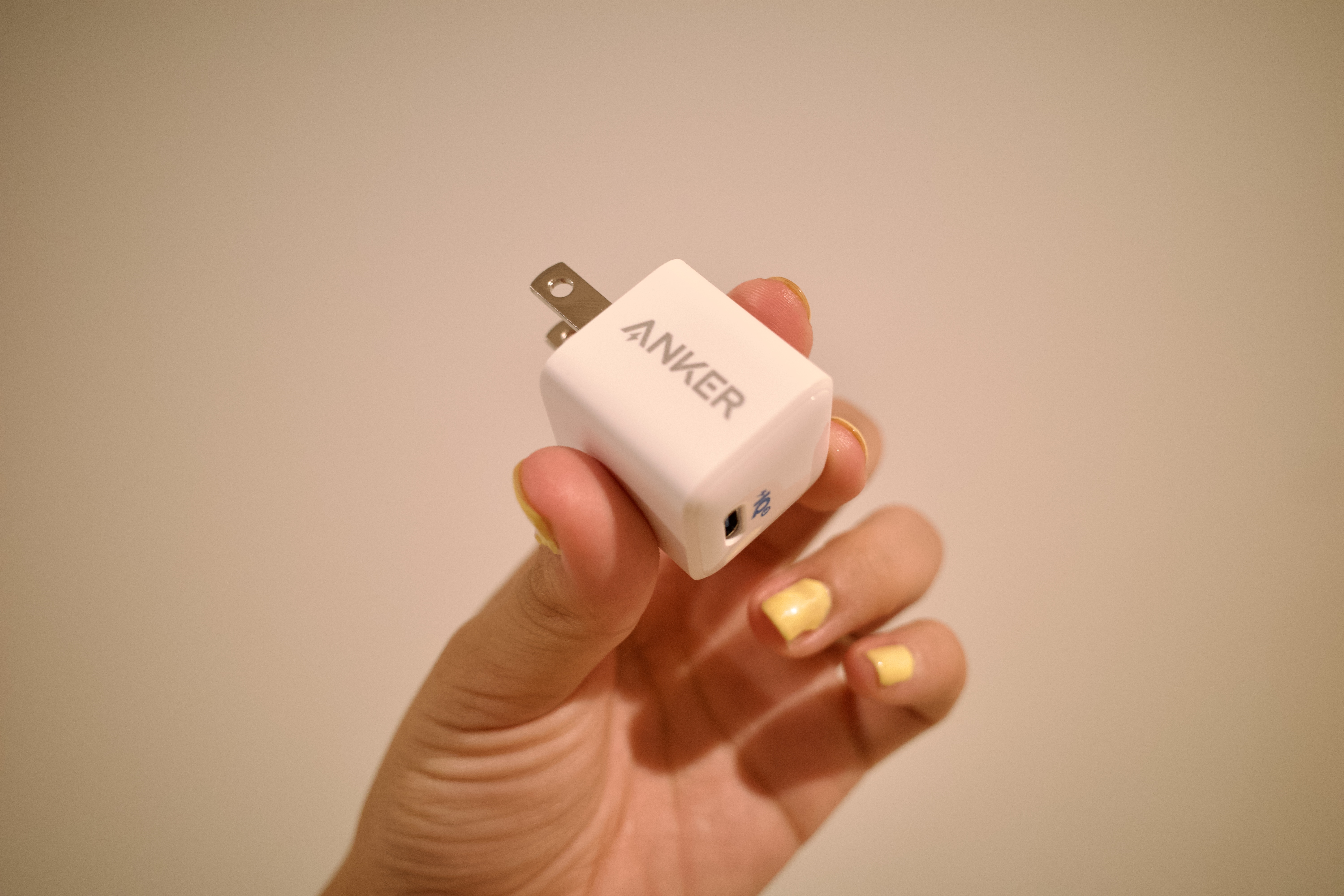 外出先でも家でも大活躍。手のひらサイズのAnker 急速充電器は、1つ