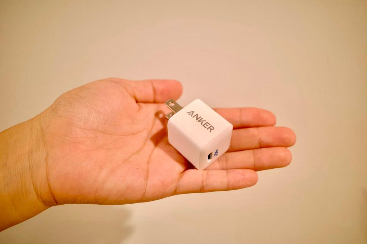 外出先でも家でも大活躍。手のひらサイズのAnker 急速充電器は、1つ