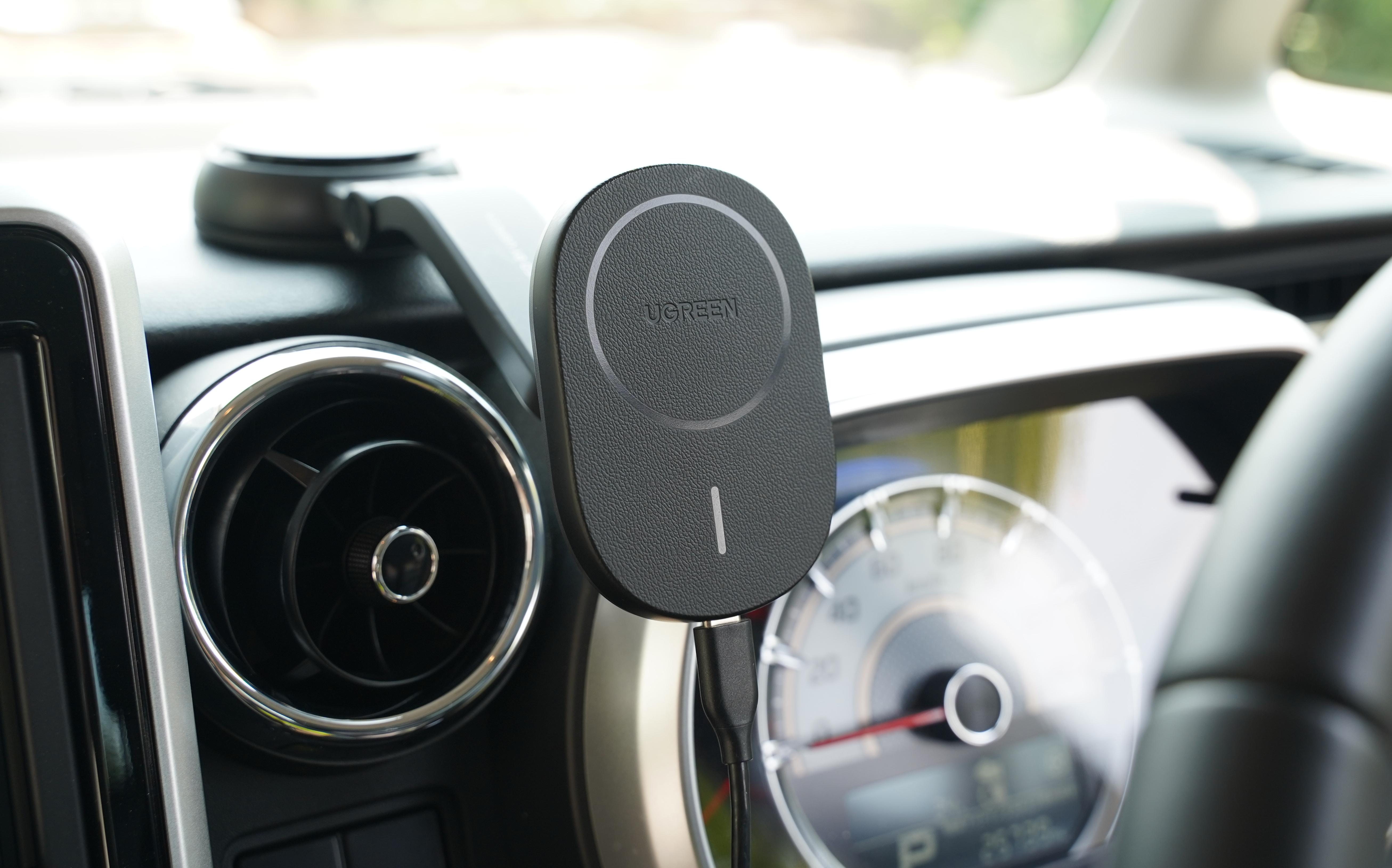 車内にピタッとするだけ！瞬間スマホホルダー×充電器を使った車の旅行