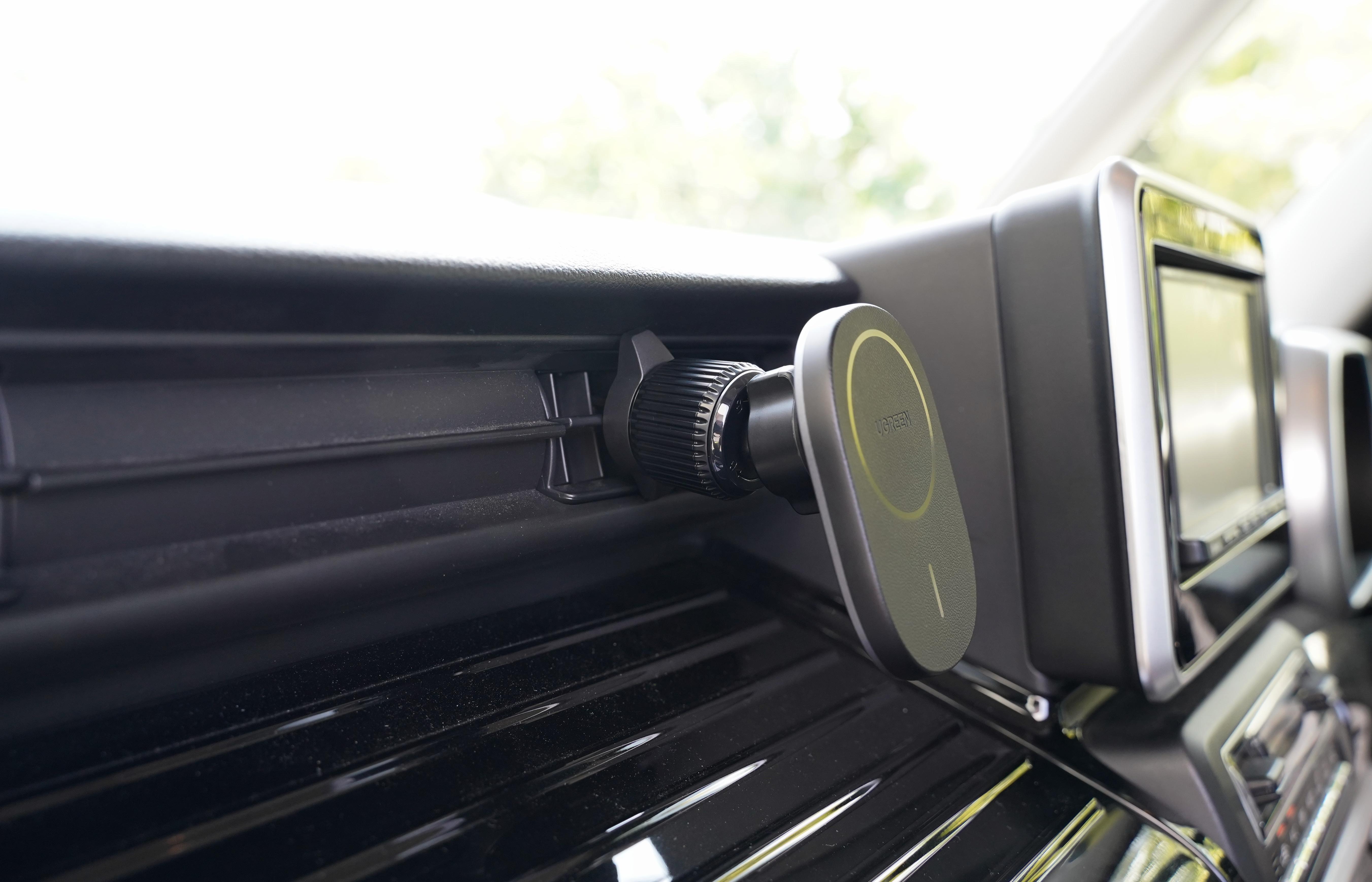 車内にピタッとするだけ！瞬間スマホホルダー×充電器を使った車の旅行