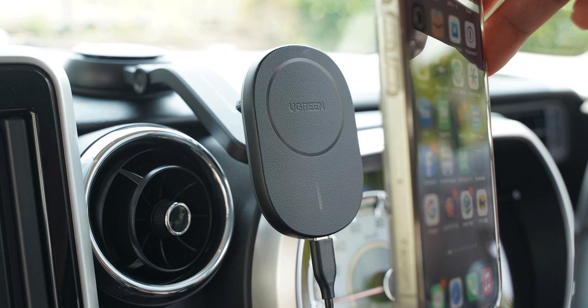 車内にピタッとするだけ！瞬間スマホホルダー×充電器を使った車の旅行