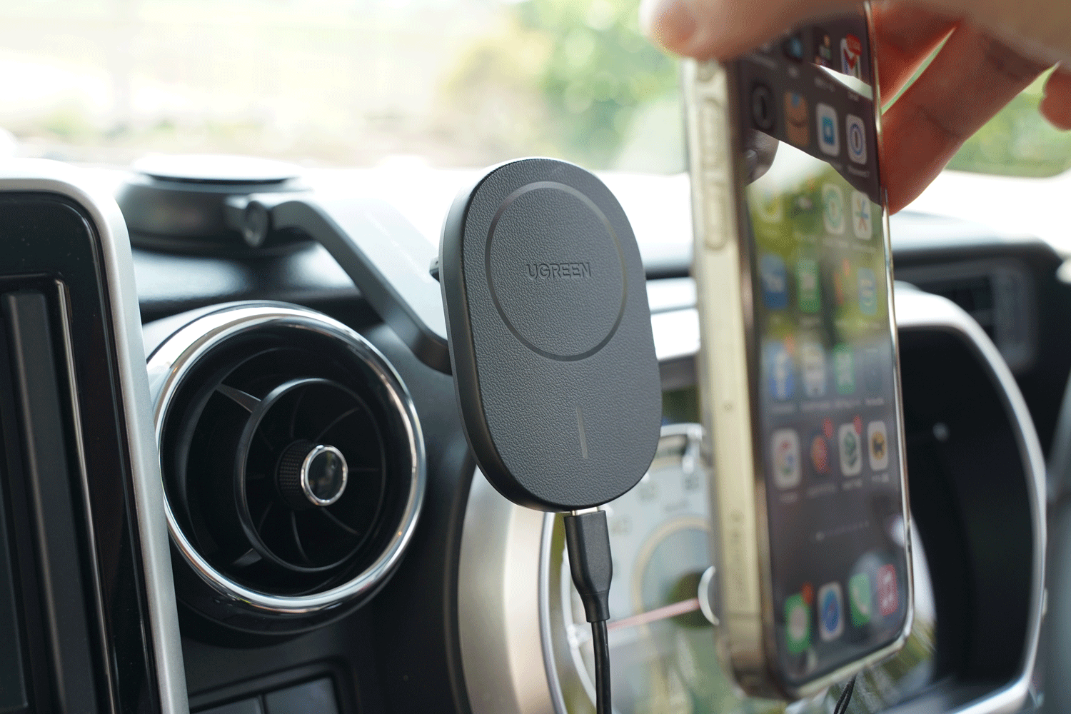 車内にピタッとするだけ！瞬間スマホホルダー×充電器を使った車の旅行
