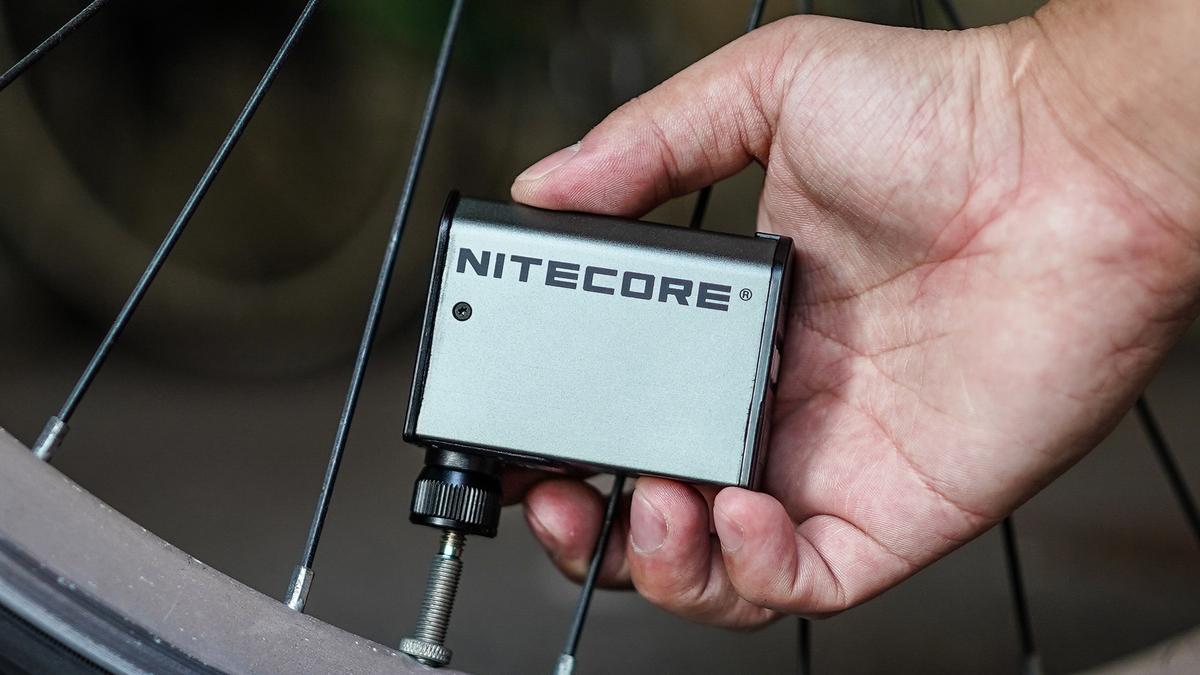 手動には戻れない！ ツーリングにもオススメなミニ電動エアポンプ 