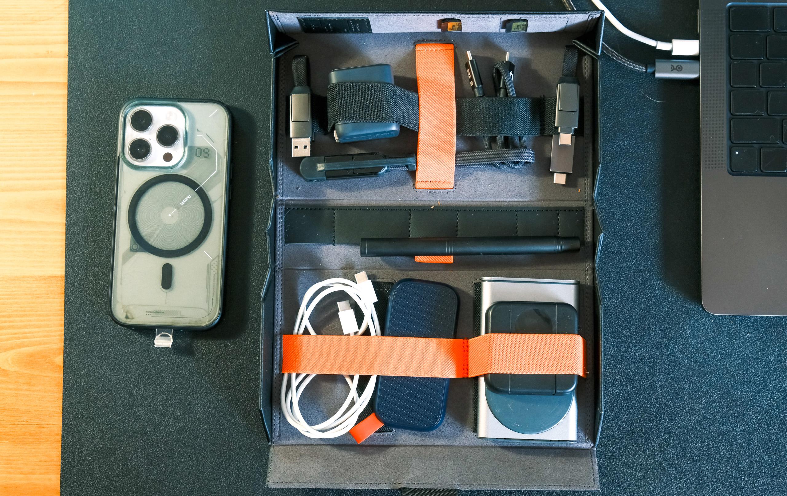 見つけやすく使いやすい。ガバっと展開できる「スゴいガジェットケース