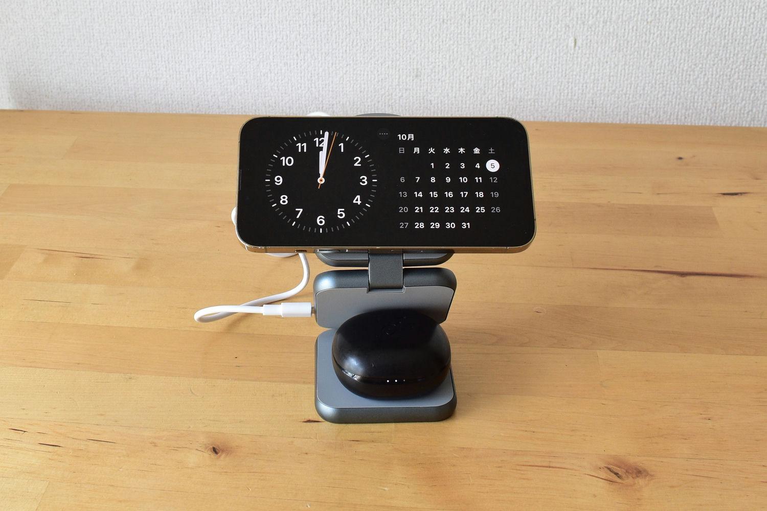 3デバイス同時ワイヤレス充電対応。折り畳み式充電スタンドが手放せ