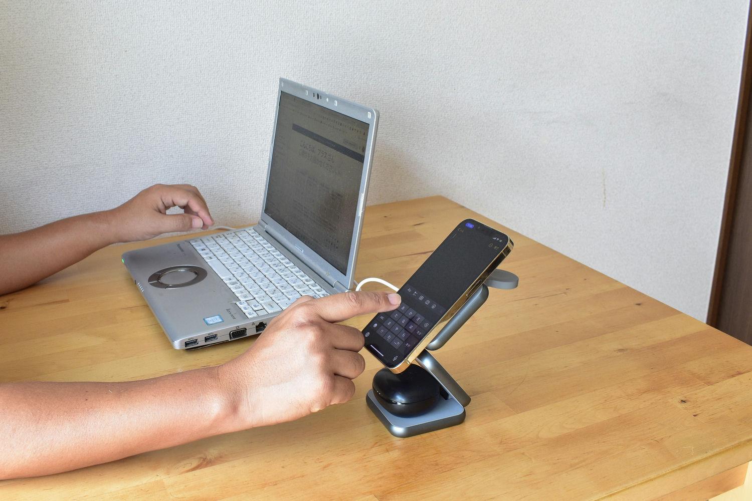 3デバイス同時ワイヤレス充電対応。折り畳み式充電スタンドが手放せ