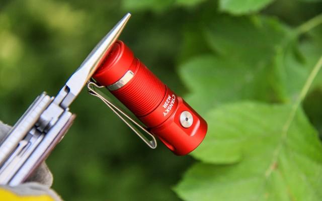 広角×パワフル照射。乾電池サイズのLEDライトがポケットにあると安心