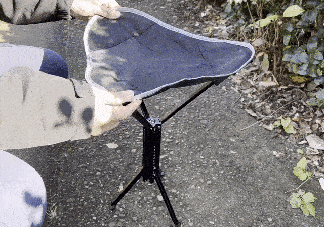 設営も携帯もラクラク。座ったまま360°回転できるのが実は便利な