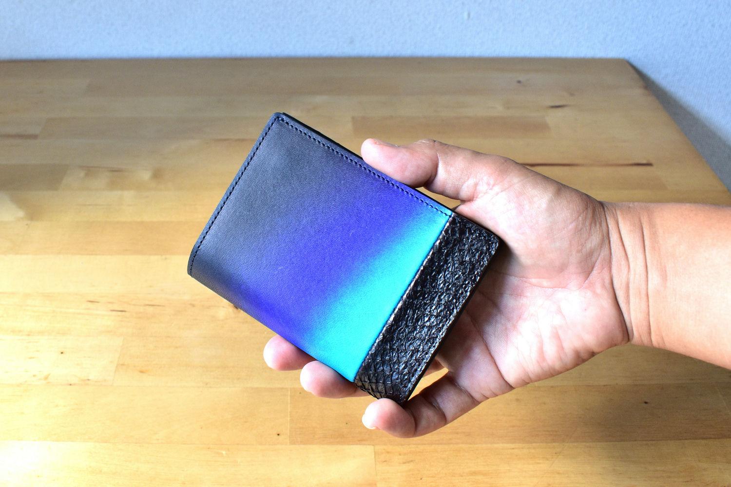 一点物の贅沢。フィッシュレザーでできた二つ折り財布が職人技の結晶
