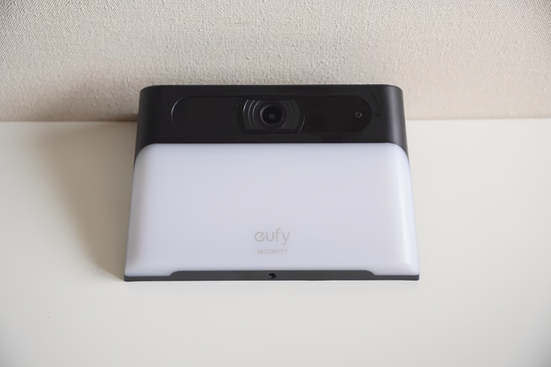 外出中も自宅を見える化！Ankerの「配線不要」ライト付き防犯カメラ