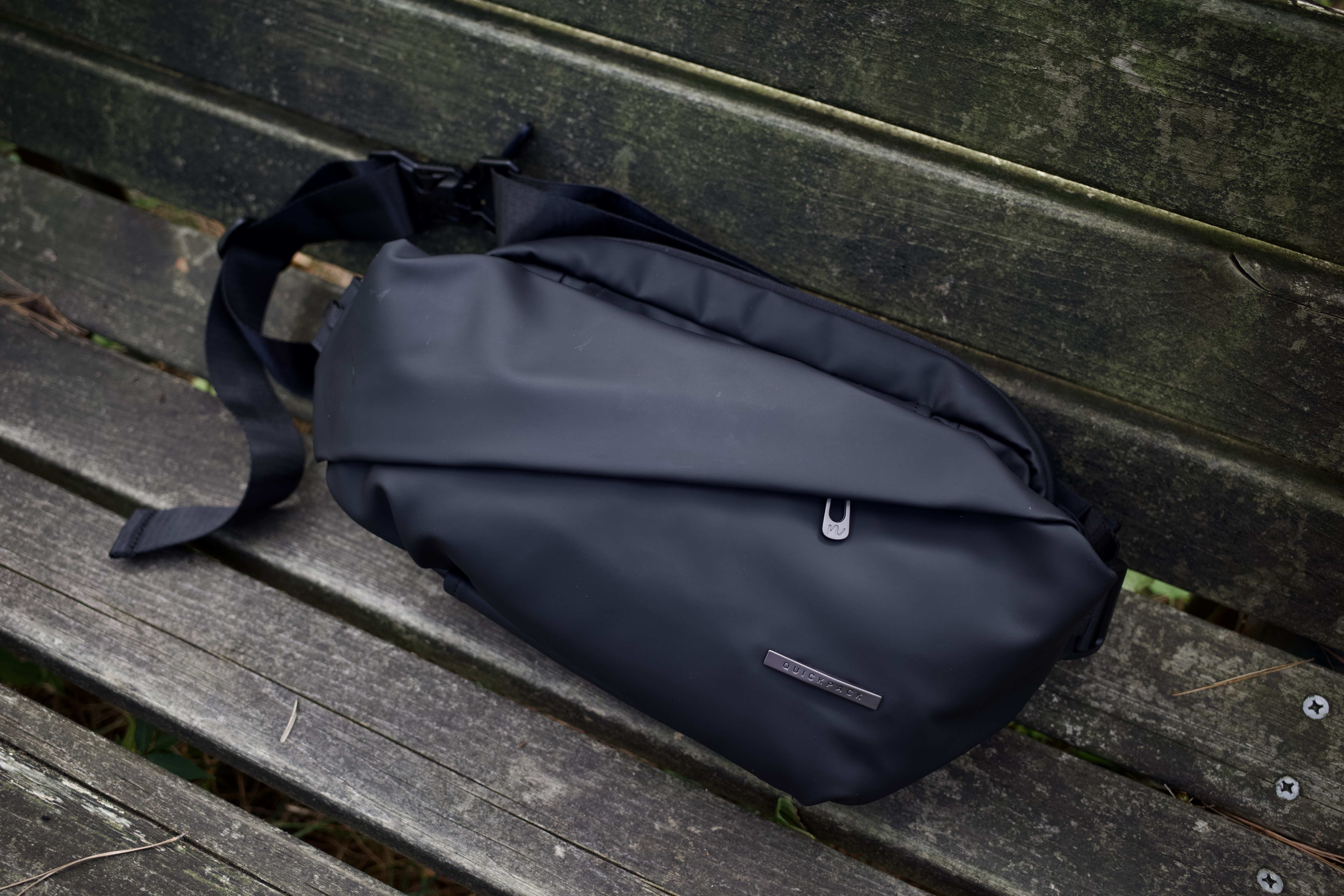 出先でのイライラ解消！スマホ専用ポケット付きの神バッグ「QUICK