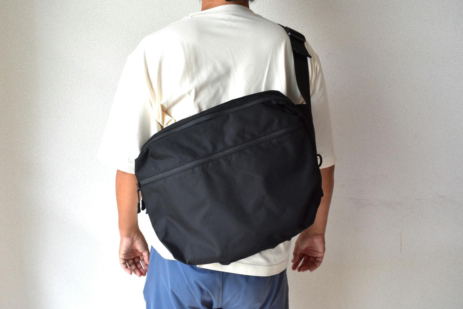 どんな服装にも合う。雨でも安心な「レインカバー付きショルダーバッグ