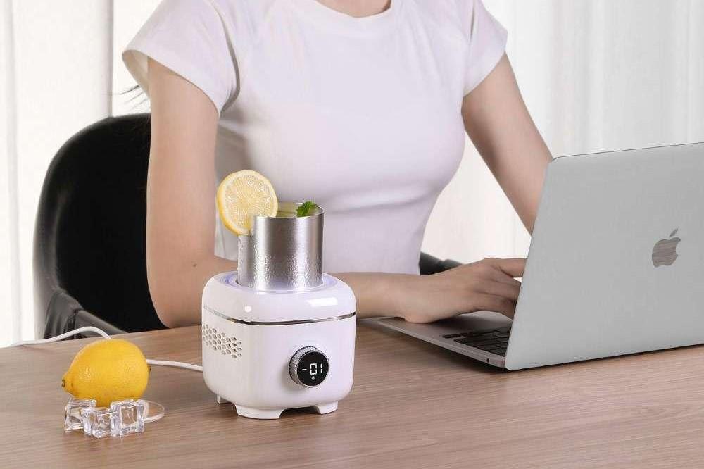 1℃単位で温度調節が可能！ 「卓上ドリンクホルダー」があれば、飲み物