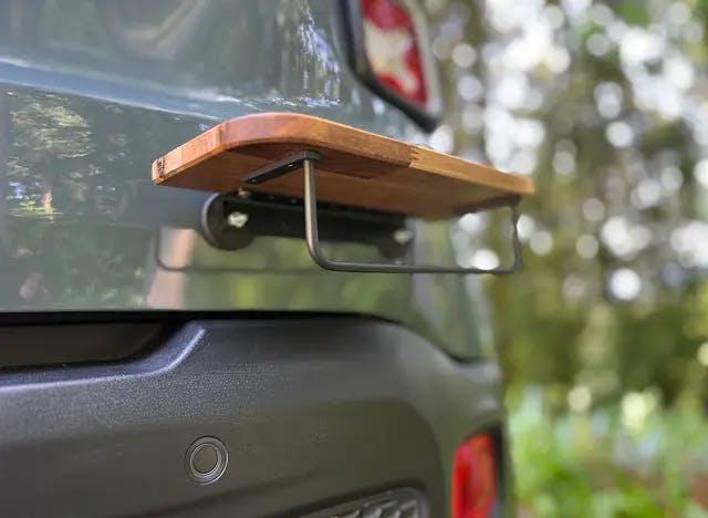 運転席が快適な作業空間に早変わり！「折りたためる車載デスク」が登場