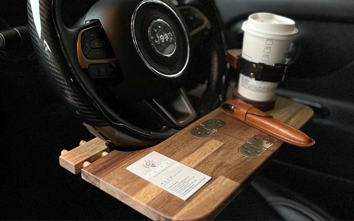 運転席が快適な作業空間に早変わり！「折りたためる車載デスク」が登場