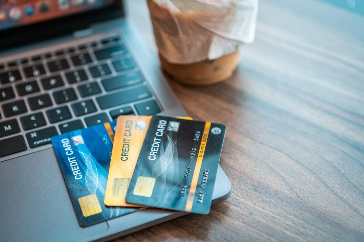 2025年最新版】20代が選ぶクレジットカード最強の2枚！還元率抜群＆特典満載のゴールドも徹底解説 | ライフハッカー・ジャパン
