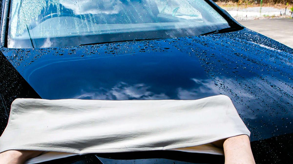 吸水性抜群の天然セーム革を贅沢に使用！ 両手が入って洗車も捗る 