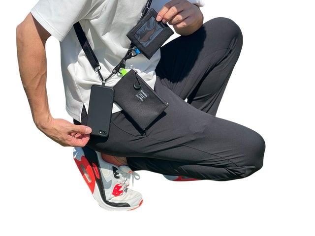 スマホ・財布を手ぶらで携帯。新感覚ショルダーストラップで持ち物管理