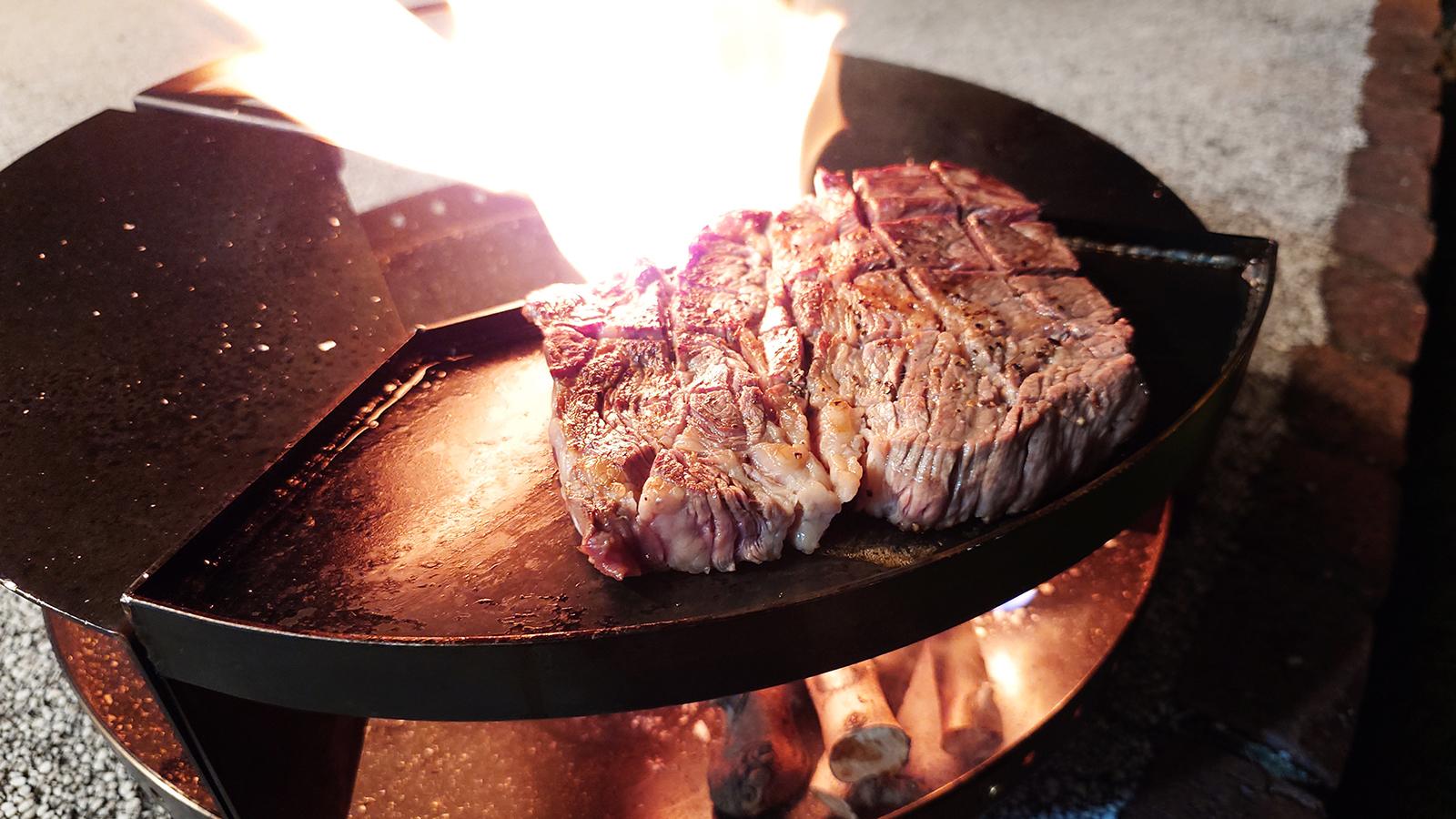 豪快に薪を燃やせる焚き火台を使って、直火焼きのようなBBQを楽しもう
