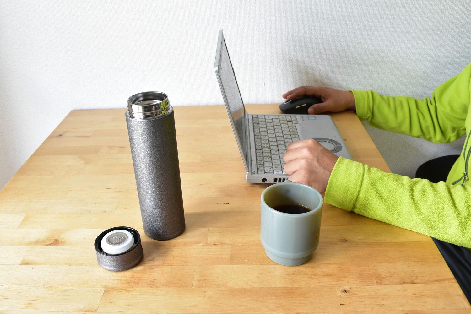 無臭無菌のチタン製真空ボトル。「LESTOX」でホットコーヒーが