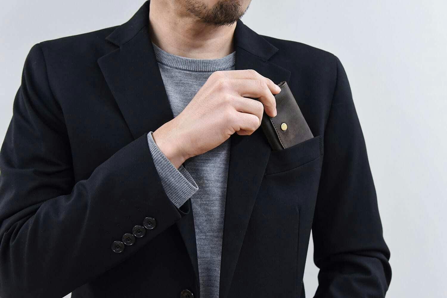 1cm厚なのにカードもお札も小銭も収納できる。クレカと同じ