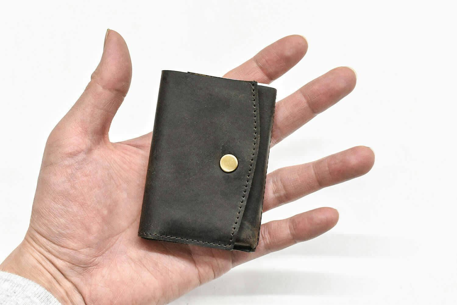 1cm厚なのにカードもお札も小銭も収納できる。クレカと同じサイズの