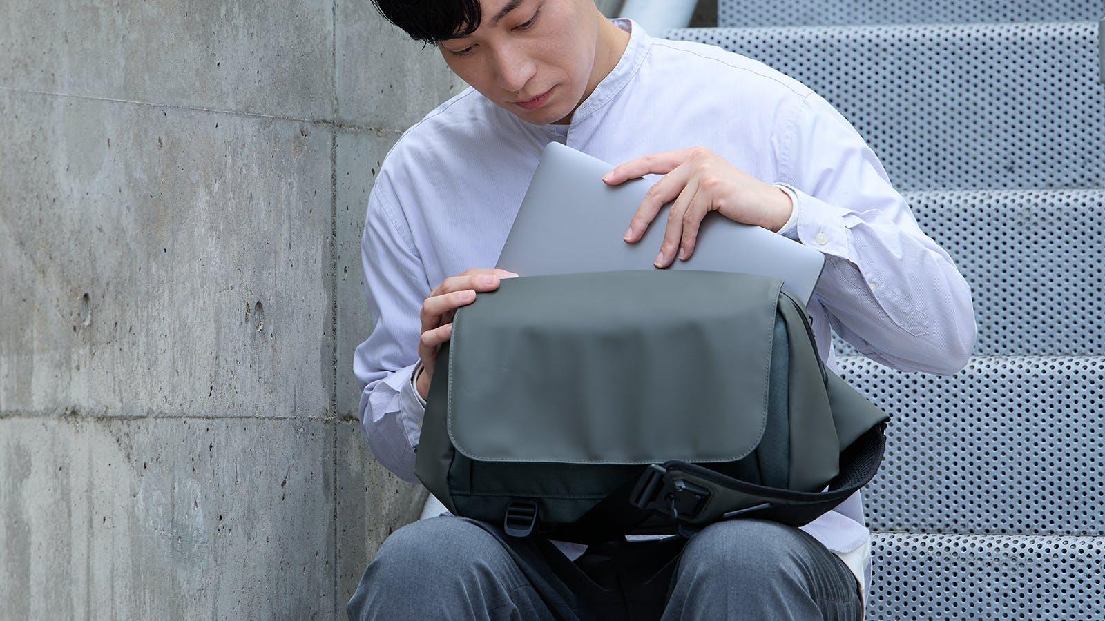 手ぶら派の救世主！ノートPCも余裕で入る「タフビッグスリング