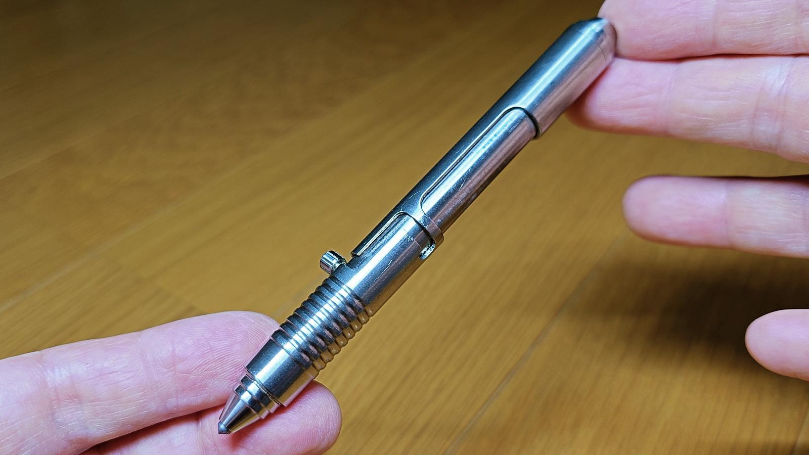 チタン製のペン型マルチツールは、ビットの格納ギミックが最高でした