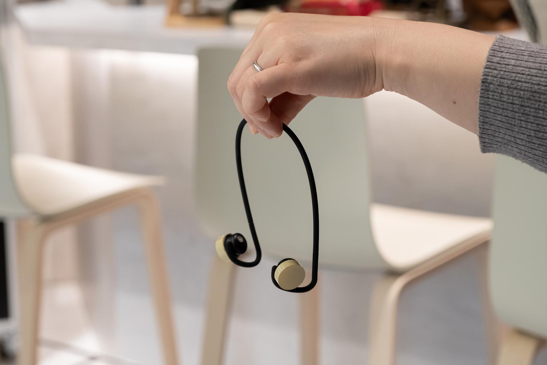 音楽と共存できる軽やかイヤホン「nwm DOTS」。オープンイヤー有線