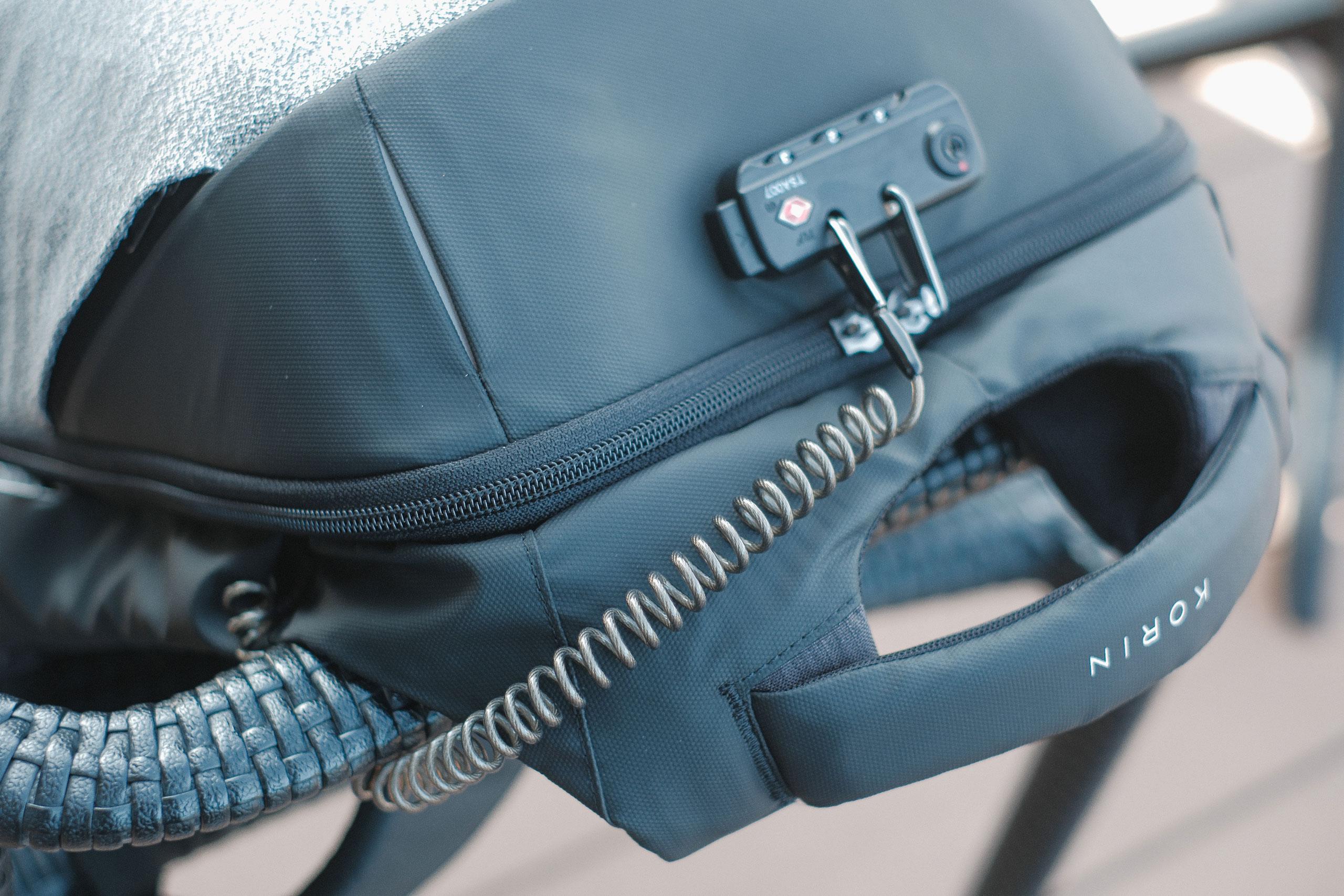 シンプルに見えて実は高防御力。普段使いもしやすいセキュリティバック