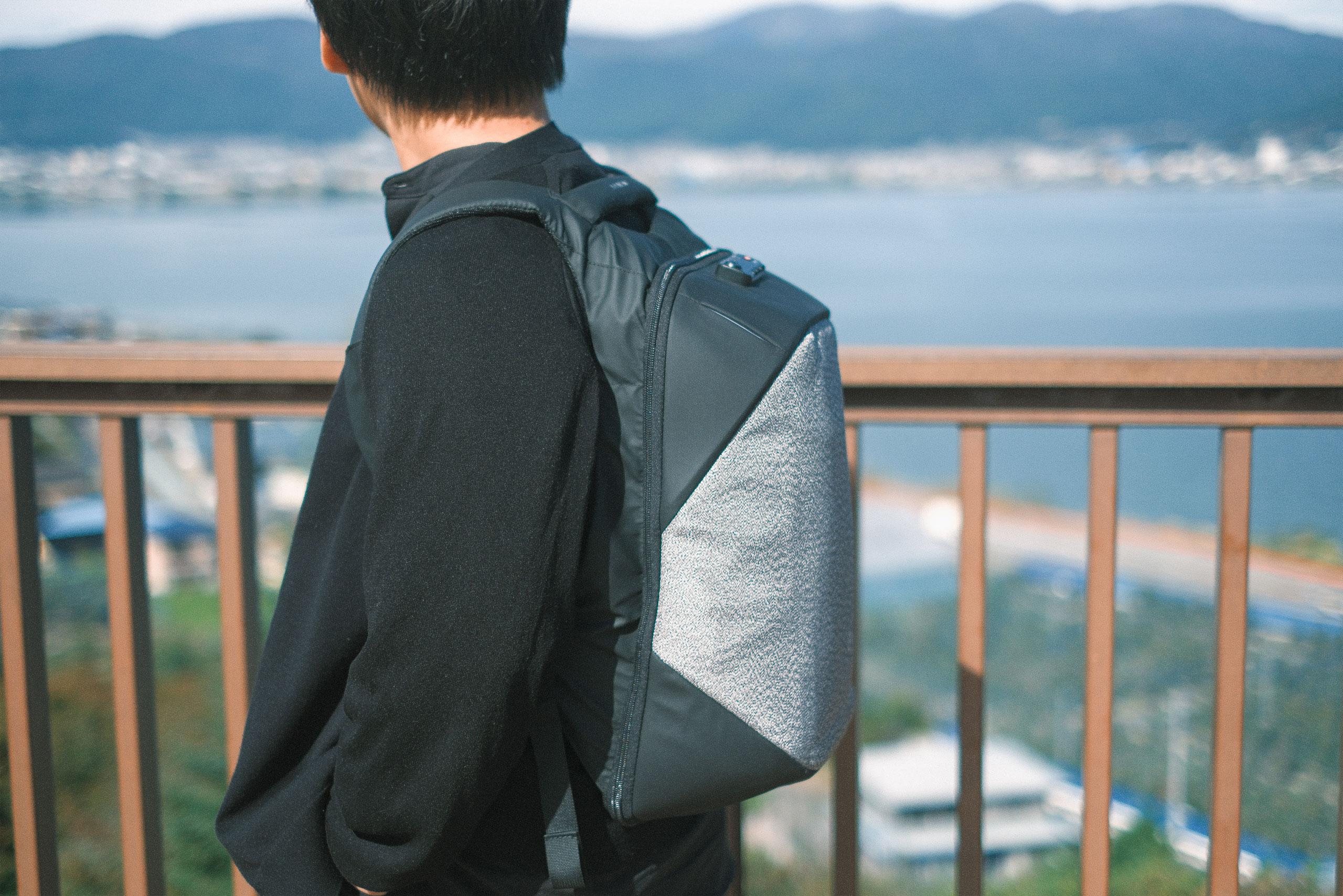 シンプルに見えて実は高防御力。普段使いもしやすいセキュリティバック