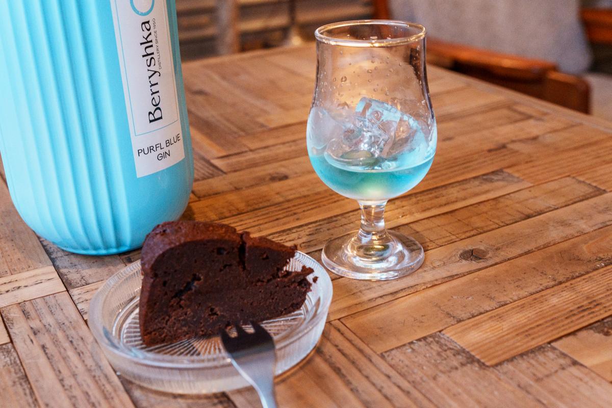 スロベニア発の飲むアート!?美しいブルーが広がる「パーフル