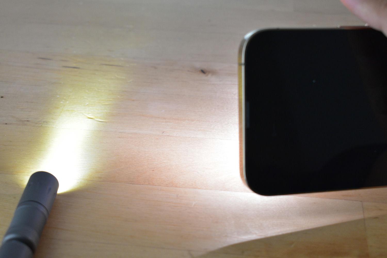 ミニボディにして明るいチタン製懐中電灯。スマホライト並みに手軽に照らせる | ライフハッカー・ジャパン