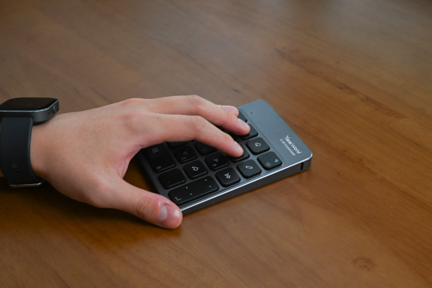 iPadと相性よし！テンキーにもなる薄型「左手デバイス」活用法【今日の