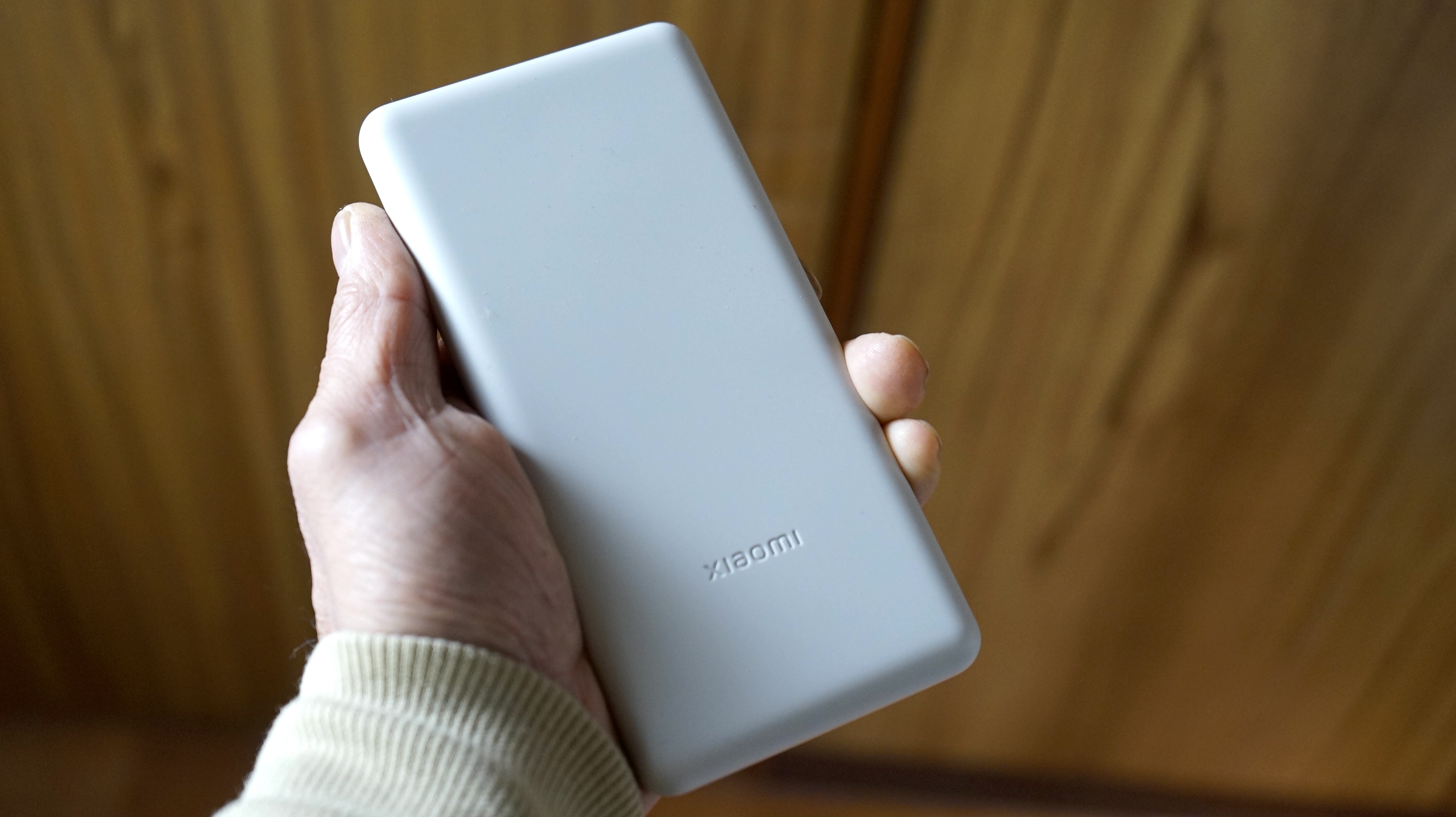 コンパクトで軽量、しかも10000mAhの大容量。このモバイルバッテリー