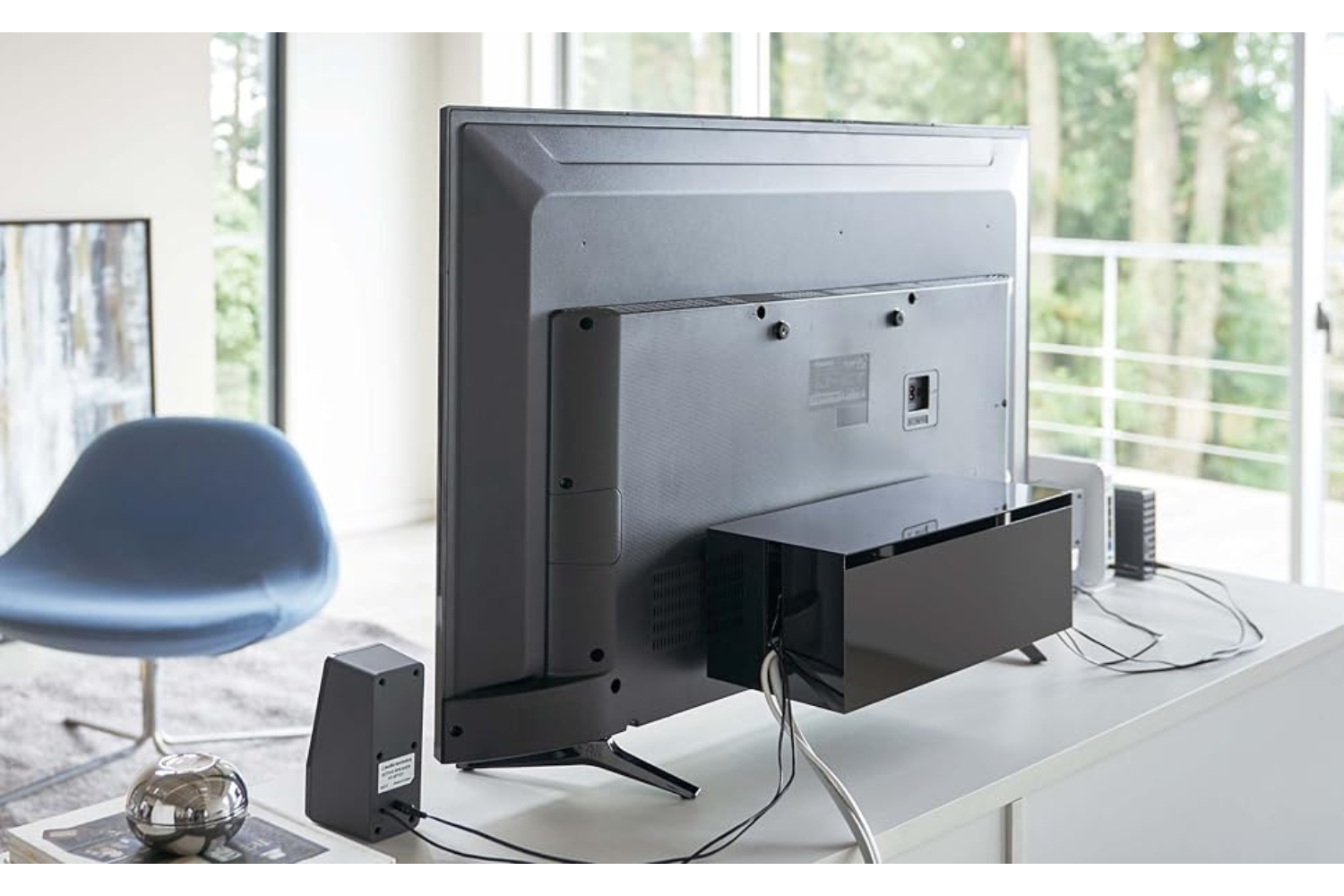 電源タップもスッキリ収納＆ホコリもブロック。山崎実業のテレビ裏収納