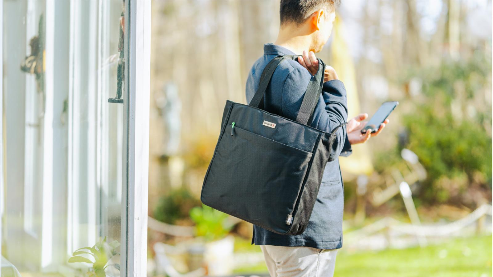 たったの300g台。軽量リサイクル生地で環境にも身体にも優しいトート