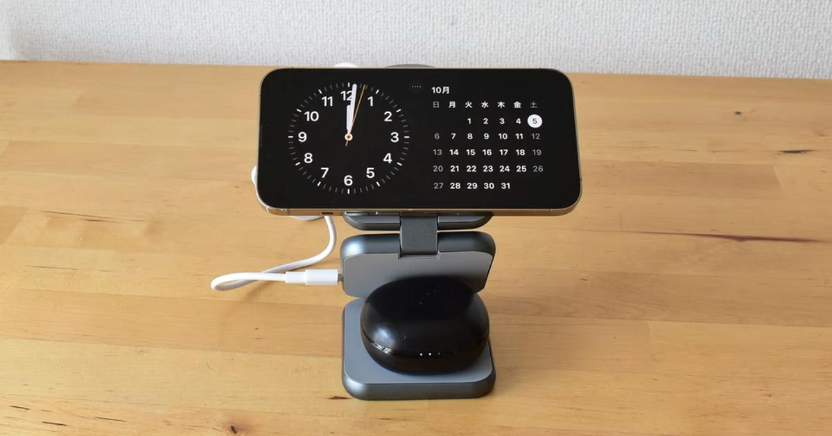 3デバイス同時ワイヤレス充電対応。折り畳み式充電スタンドが手放せ